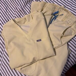 Figs Women's Soft Yellow Scrub Set